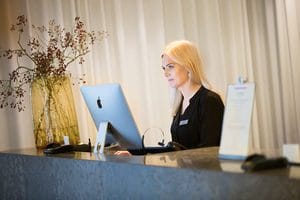 Receptionist-liggande